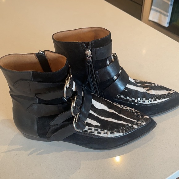 Isabel Marant Rowi Ankle Boot (Black/Zebra) - Picture 4 of 8